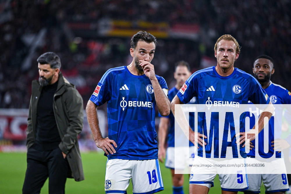 Fussball, Saison 2026 2027, Bundesliga, SC Freiburg - FC Schalke 04, Die Spieler des FC Schalke 04 sind nach Spielschluss enttäuscht, Trainer Miron Muslic (FC Schalke 04), Kenan Karaman (FC Schalke 04), Timo Becker (FC Schalke 04) xRHR-FOTO YYx