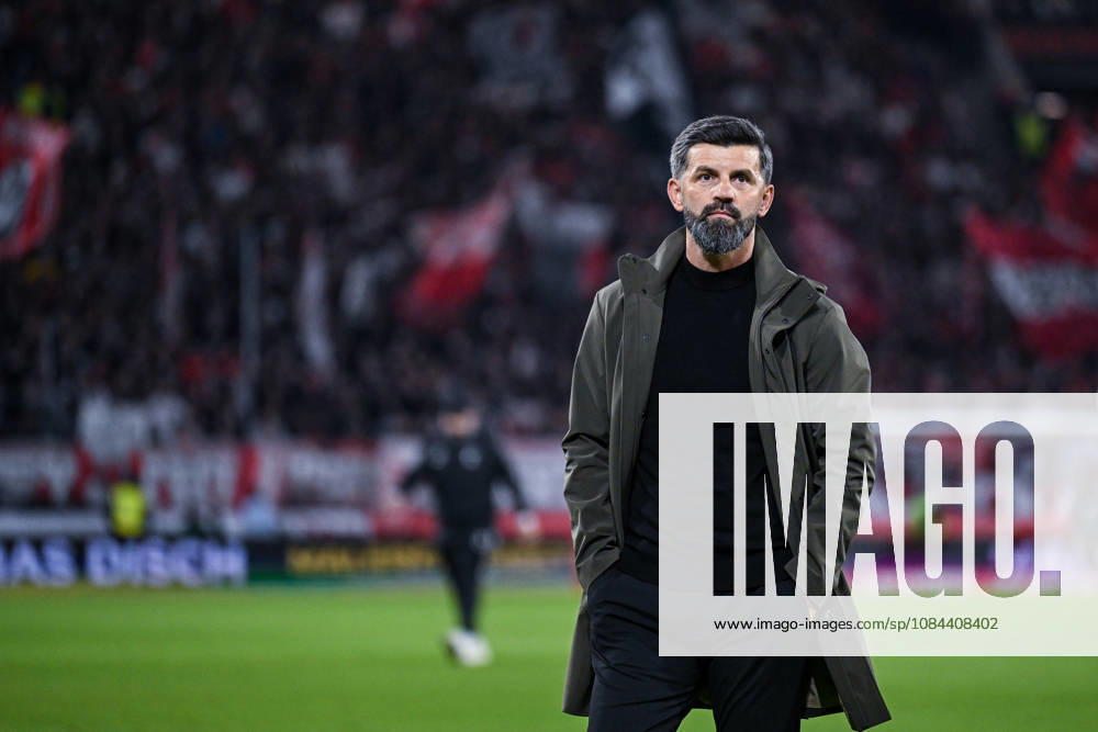 Fussball, Saison 2026 2027, Bundesliga, SC Freiburg - FC Schalke 04, Die Spieler des FC Schalke 04 sind nach Spielschluss enttäuscht, Trainer Miron Muslic (FC Schalke 04) xRHR-FOTO YYx
