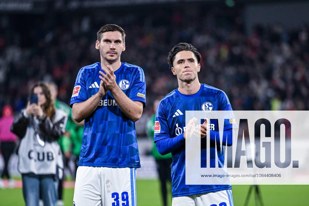 Fussball, Saison 2026 2027, Bundesliga, SC Freiburg - FC Schalke 04, Maximilian Wöber (FC Schalke 04), Soufiane El-Faouzi (FC Schalke 04) xRHR-FOTO YYx