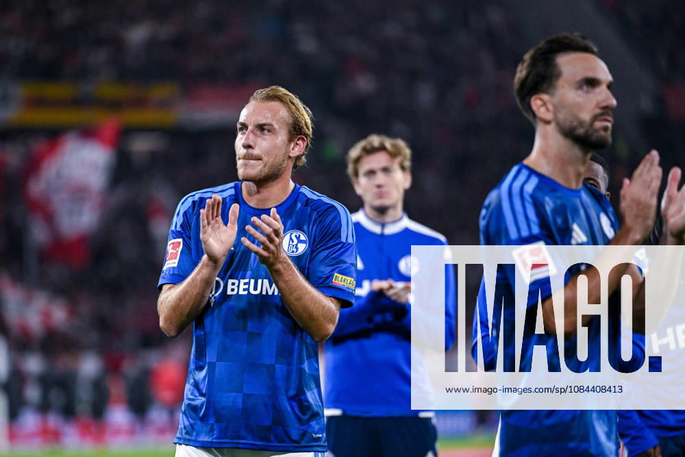 Fussball, Saison 2026 2027, Bundesliga, SC Freiburg - FC Schalke 04, Die Spieler des FC Schalke 04 sind nach Spielschluss enttäuscht, Timo Becker (FC Schalke 04) xRHR-FOTO YYx