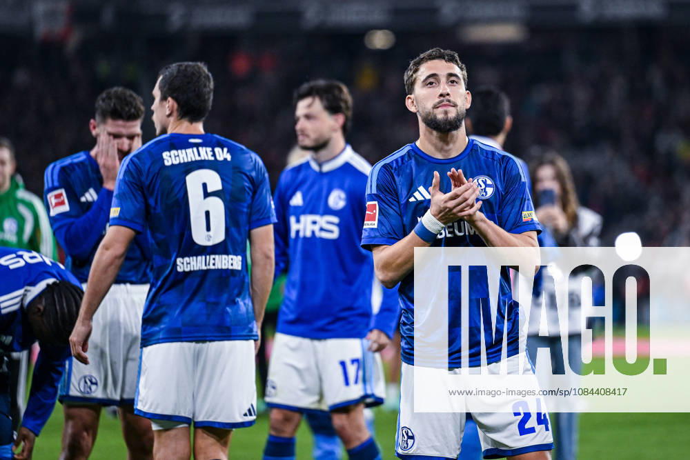 Fussball, Saison 2026 2027, Bundesliga, SC Freiburg - FC Schalke 04, Die Spieler des FC Schalke 04 sind nach Spielschluss enttäuscht, Adil Aouchiche (FC Schalke 04) xRHR-FOTO YYx