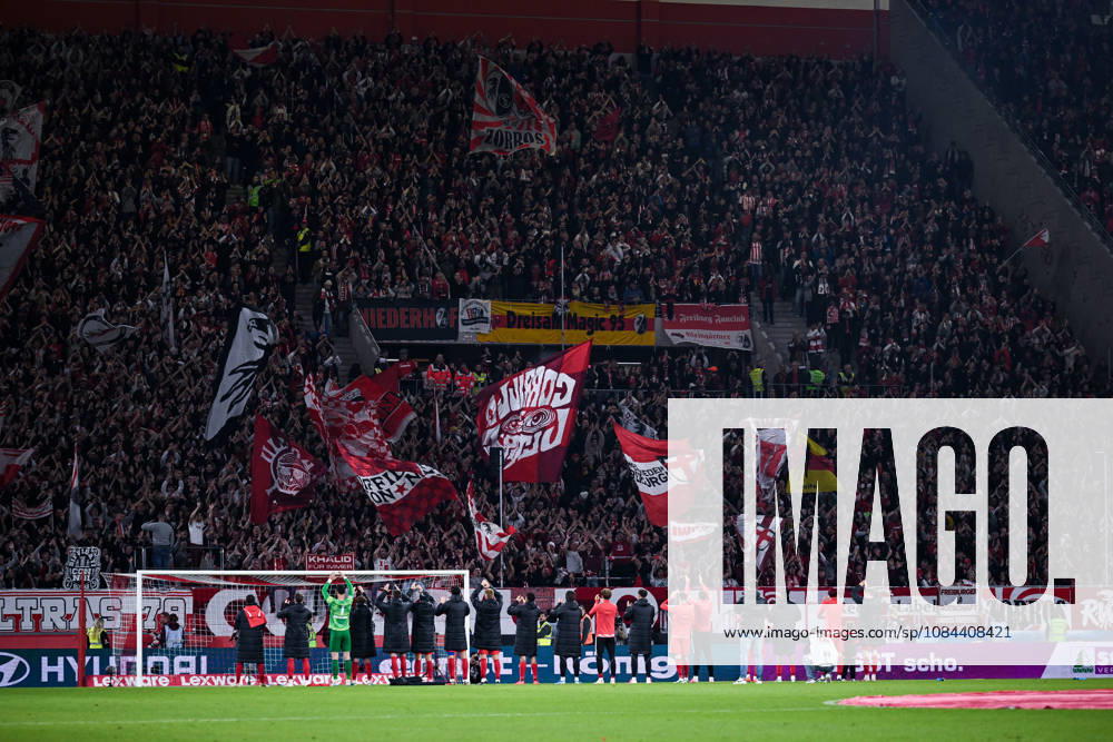 Fussball, Saison 2026 2027, Bundesliga, SC Freiburg - FC Schalke 04, Die Spieler des SC Freiburg feiern mit den Fans den Heimsieg. xRHR-FOTO YYx