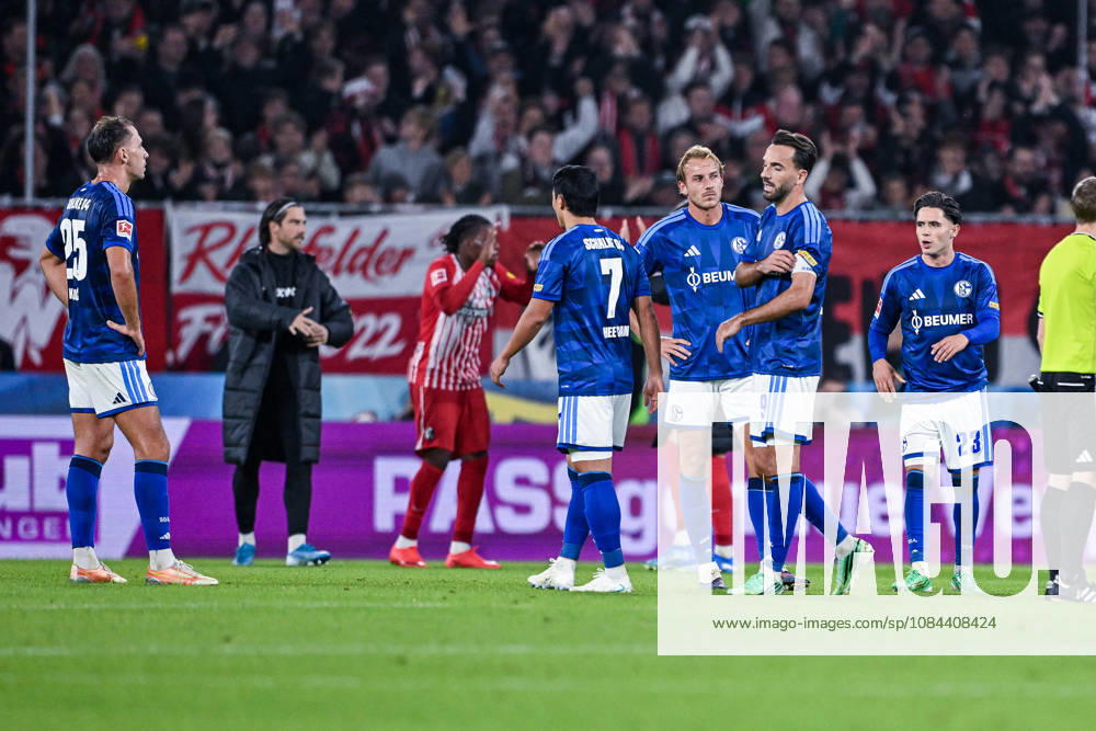Fussball, Saison 2026 2027, Bundesliga, SC Freiburg - FC Schalke 04, Die Spieler des FC Schalke 04 sind nach Spielschluss enttäuscht, Timo Becker (FC Schalke 04), Kenan Karaman (FC Schalke 04) xRHR-FOTO YYx