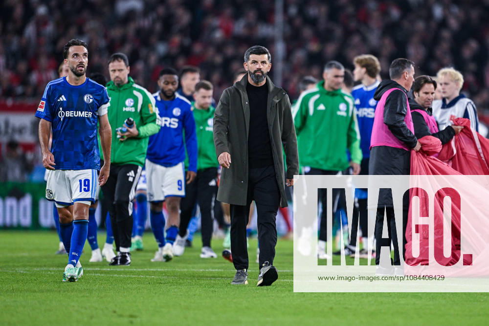 Fussball, Saison 2026 2027, Bundesliga, SC Freiburg - FC Schalke 04, Die Spieler des FC Schalke 04 sind nach Spielschluss enttäuscht, Kenan Karaman (FC Schalke 04), Trainer Miron Muslic (FC Schalke 04) xRHR-FOTO YYx