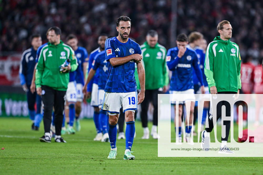 Fussball, Saison 2026 2027, Bundesliga, SC Freiburg - FC Schalke 04, Die Spieler des FC Schalke 04 sind nach Spielschluss enttäuscht, Kenan Karaman (FC Schalke 04) xRHR-FOTO YYx