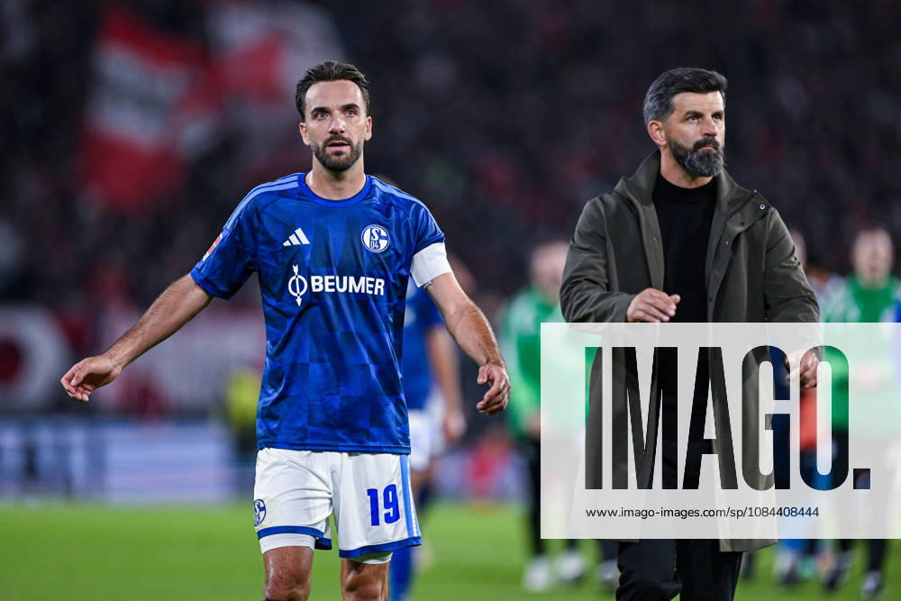 Fussball, Saison 2026 2027, Bundesliga, SC Freiburg - FC Schalke 04, Die Spieler des FC Schalke 04 sind nach Spielschluss enttäuscht, Kenan Karaman (FC Schalke 04), Trainer Miron Muslic (FC Schalke 04) xRHR-FOTO YYx