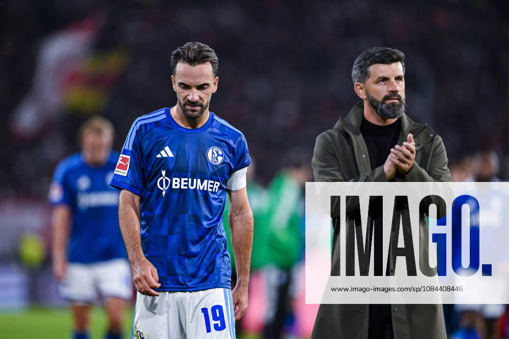 Fussball, Saison 2026 2027, Bundesliga, SC Freiburg - FC Schalke 04, Die Spieler des FC Schalke 04 sind nach Spielschluss enttäuscht, Kenan Karaman (FC Schalke 04), Trainer Miron Muslic (FC Schalke 04) xRHR-FOTO YYx