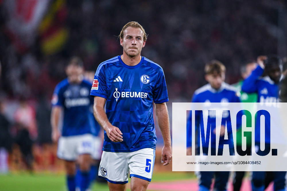 Fussball, Saison 2026 2027, Bundesliga, SC Freiburg - FC Schalke 04, Die Spieler des FC Schalke 04 sind nach Spielschluss enttäuscht, Timo Becker (FC Schalke 04) xRHR-FOTO YYx