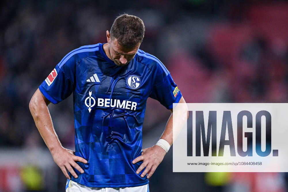 Fussball, Saison 2026 2027, Bundesliga, SC Freiburg - FC Schalke 04, Die Spieler des FC Schalke 04 sind nach Spielschluss enttäuscht, Kenan Karaman (FC Schalke 04) xRHR-FOTO YYx