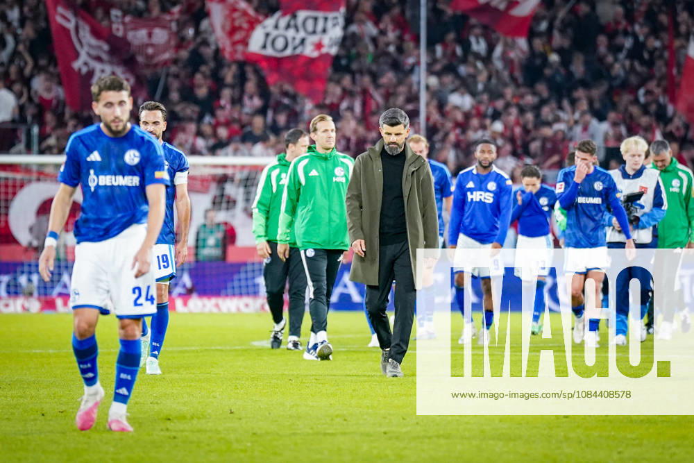 Deutschland: Fußball Bundesliga 2026 - 2027, 5. Spieltag - SC Freiburg - FC Schalke 04 - Europa-Park-Stadion (Freiburg): Miron Muslic (Trainer, FC Schalke 04) mit gesenktem Kopf nach der Niederlage