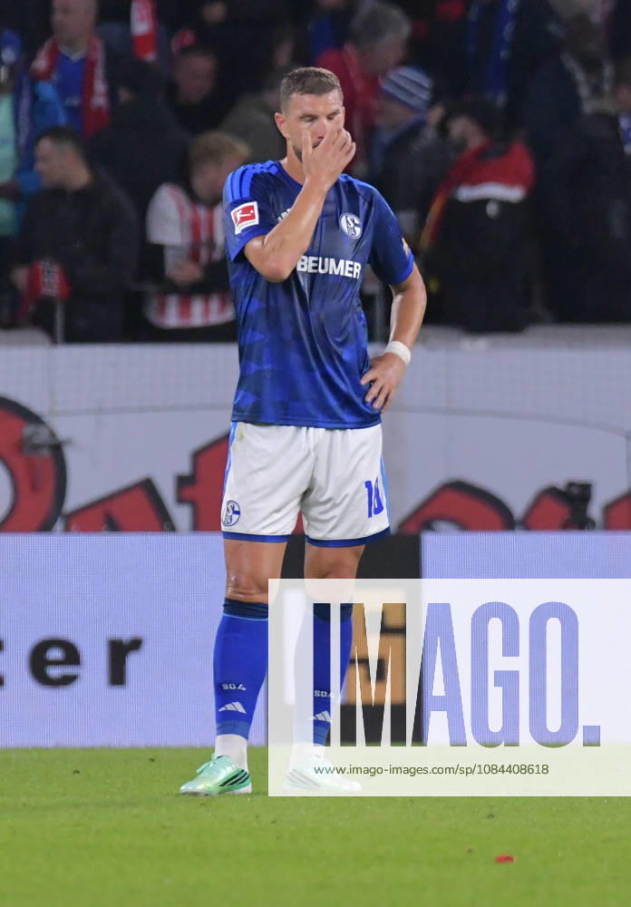 Fussball 1.Bundesliga, SC Freiburg - FC Schalke 04 v.l. Edin Dzeko (FC Schalke 04), enttäuscht, enttaeuscht schauend, dissapointed, Enttäuschung, Enttaeuschung Freiburg