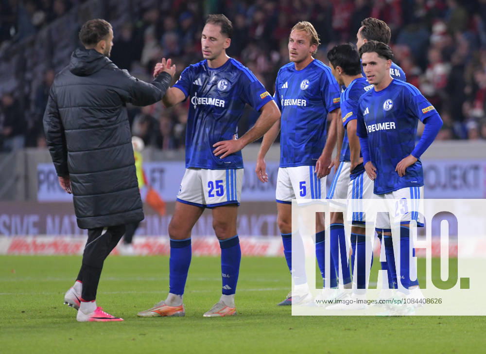 Fussball 1.Bundesliga, SC Freiburg - FC Schalke 04 v.l. Nikola Katic (FC Schalke 04), Timo Becker (FC Schalke 04), Hee-chan Hwang (FC Schalke 04), Soufiane El-Faouzi (FC Schalke 04), enttäuscht, enttaeuscht schauend, dissapointed, Enttäuschung, Enttaeuschung Freiburg