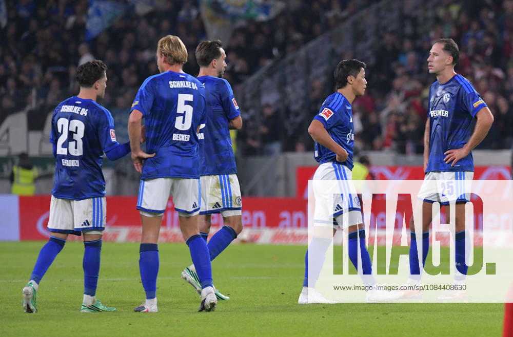 Fussball 1.Bundesliga, SC Freiburg - FC Schalke 04 v.l. Schalke enttäuscht, enttaeuscht schauend, dissapointed, Enttäuschung, Enttaeuschung Freiburg