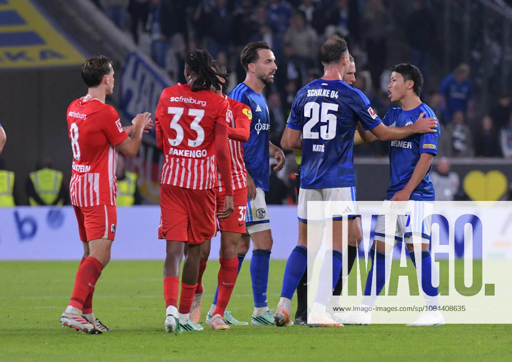 Fussball 1.Bundesliga, SC Freiburg - FC Schalke 04 v.l. Schiedsrichter Martin Petersen, Hee-chan Hwang (FC Schalke 04), Rudelbildung, Redebedarf, Diskussion, reden, Protest, protestieren nach Schlusspfiff Freiburg