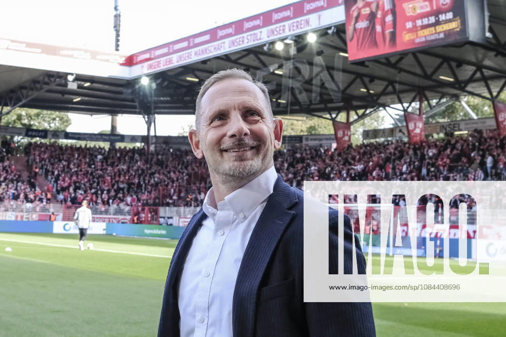 Im Bild v.l.: Mauro Lustrinelli (Union Berlin, Trainer), schaut erfreut und zuversichtlich zum Fanblock, Tribuene, GER, Berlin, Fussball, 1. FC Union Berlin vs SV Elversberg, in der Alten Försterei, 10.10.2026, DFB DFL REGULATIONS PROHIBIT ANY USE OF PHOTOGRAPHS AS IMAGE SEQUENCES AND OR QUASI-VIDEO,