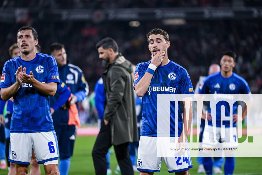 Fussball, Saison 2026 2027, Bundesliga, SC Freiburg - FC Schalke 04, Die Spieler des FC Schalke 04 sind nach Spielschluss enttäuscht, Ron Schallenberg (FC Schalke 04), Adil Aouchiche (FC Schalke 04) xRHR-FOTO YYx