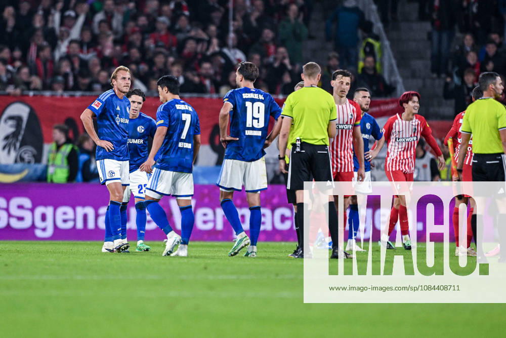 Fussball, Saison 2026 2027, Bundesliga, SC Freiburg - FC Schalke 04, Die Spieler des FC Schalke 04 sind nach Spielschluss enttäuscht, Timo Becker (FC Schalke 04), Kenan Karaman (FC Schalke 04) xRHR-FOTO YYx