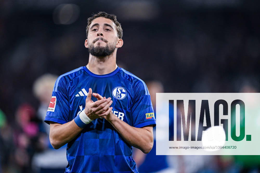 Fussball, Saison 2026 2027, Bundesliga, SC Freiburg - FC Schalke 04, Die Spieler des FC Schalke 04 sind nach Spielschluss enttäuscht, Adil Aouchiche (FC Schalke 04) xRHR-FOTO YYx