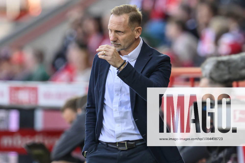 Im Bild v.l.: Mauro Lustrinelli (Union Berlin, Trainer), GER, Berlin, Fussball, 1. FC Union Berlin vs SV Elversberg, in der Alten Försterei, 10.10.2026, DFB DFL REGULATIONS PROHIBIT ANY USE OF PHOTOGRAPHS AS IMAGE SEQUENCES AND OR QUASI-VIDEO,