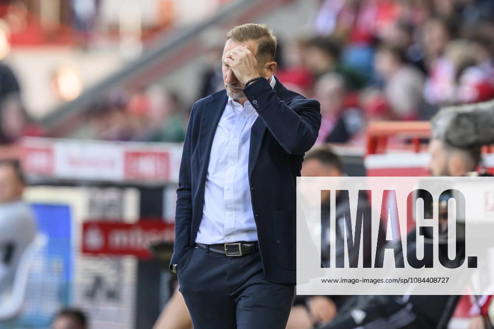 Im Bild v.l.: Mauro Lustrinelli (Union Berlin, Trainer), traurig, deprimiert, sauer, GER, Berlin, Fussball, 1. FC Union Berlin vs SV Elversberg, in der Alten Försterei, 10.10.2026, DFB DFL REGULATIONS PROHIBIT ANY USE OF PHOTOGRAPHS AS IMAGE SEQUENCES AND OR QUASI-VIDEO,