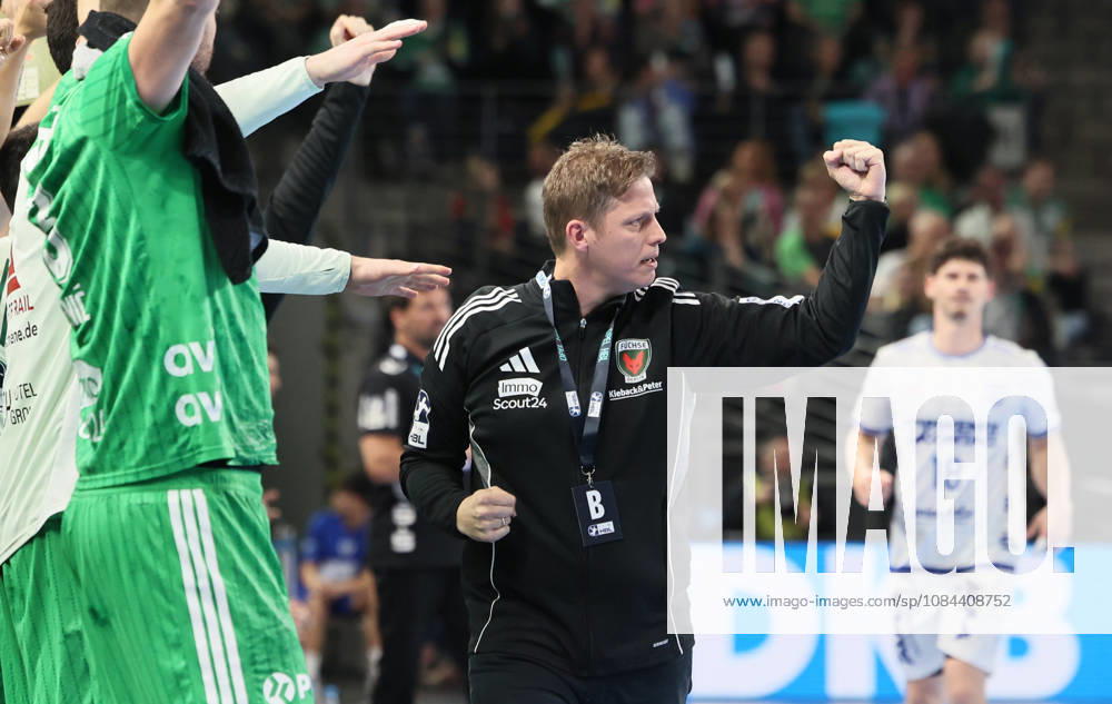 GER HBL Saison 2026 2027 FÜCHSE Berlin vs. TBV Lemgo, 11.10.26, MAX-SCHMELING-HALLE, Berlin, Nikolej KRICKAU (Füchse Berlin_Trainer) jubelt an der Seitenlinie, Zuversicht, Faust, Entschlossenheit