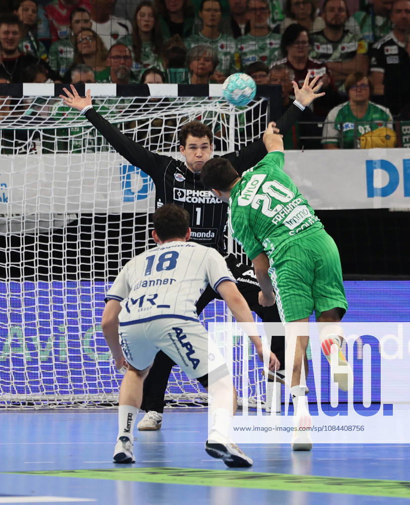 GER HBL Saison 2026 2027 FÜCHSE Berlin vs. TBV Lemgo, 11.10.26, MAX-SCHMELING-HALLE, Berlin, Tim FREIHÖFER (Füchse Berlin 20) wirft Siebenmeter gegen Constantin MÖSTL (TBV Lemgo Lippe 1)