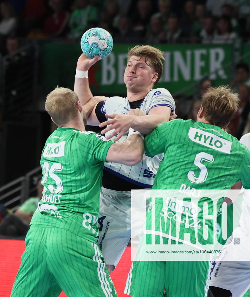 GER HBL Saison 2026 2027 FÜCHSE Berlin vs. TBV Lemgo, 11.10.26, MAX-SCHMELING-HALLE, Berlin, Matthes LANGHOFF (Füchse Berlin 25) und Max DARJ (Füchse Berlin 5) stoppen Lukas HUTECEK (TBV Lemgo Lippe 2)