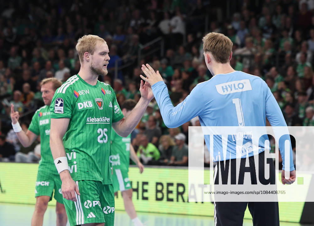 GER HBL Saison 2026 2027 FÜCHSE Berlin vs. TBV Lemgo, 11.10.26, MAX-SCHMELING-HALLE, Berlin, Matthes LANGHOFF (Füchse Berlin 25), Lasse LUDWIG (Füchse Berlin 1), Abklatschen, Team-Spirit
