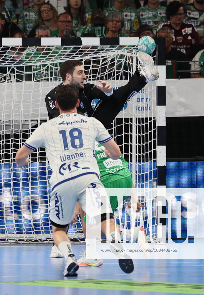 GER HBL Saison 2026 2027 FÜCHSE Berlin vs. TBV Lemgo, 11.10.26, MAX-SCHMELING-HALLE, Berlin, Domenico EBNER (TBV Lemgo Lippe 94) kann trotz spektakulärer Aktion den Treffer nicht verhindern, Torhüter, Parade