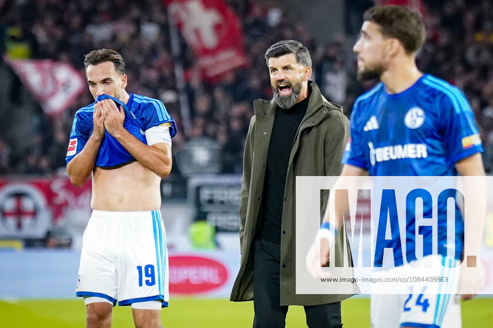 Deutschland: Fußball Bundesliga 2026 - 2027, 5. Spieltag - SC Freiburg - FC Schalke 04 - Europa-Park-Stadion (Freiburg): Miron Muslic (Trainer, FC Schalke 04) und Kenan Karaman (FC Schalke 04, 19) und Adil Aouchiche (FC Schalke 04, 24) nach der Niederlage. Verärgert, Sauer, Traurig