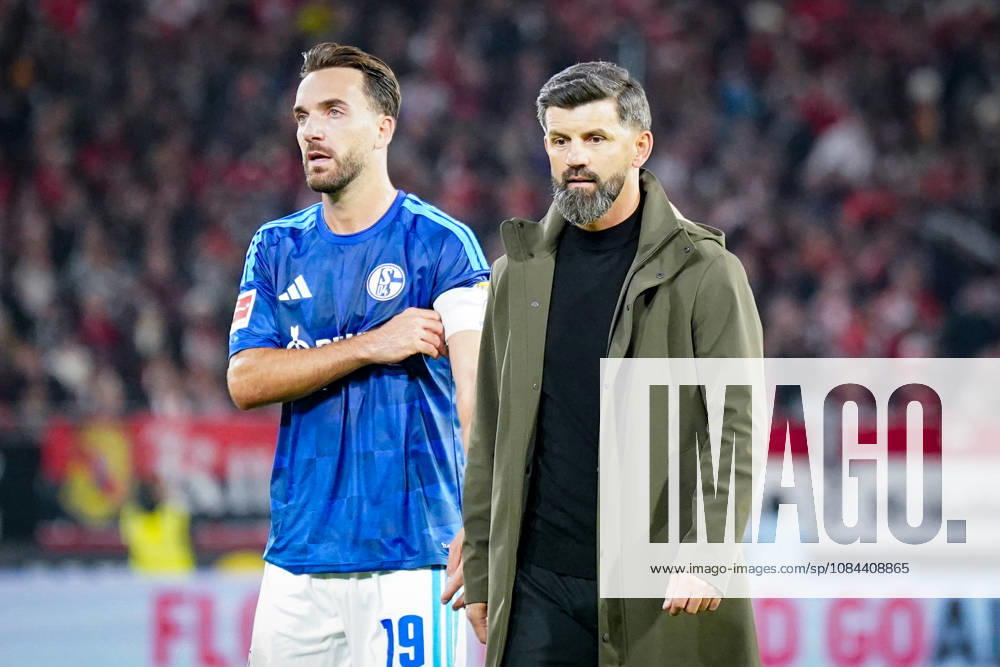 Deutschland: Fußball Bundesliga 2026 - 2027, 5. Spieltag - SC Freiburg - FC Schalke 04 - Europa-Park-Stadion (Freiburg): Miron Muslic (Trainer, FC Schalke 04) und Kenan Karaman (FC Schalke 04, 19) nach der Niederlage. Verärgert, Sauer, Traurig