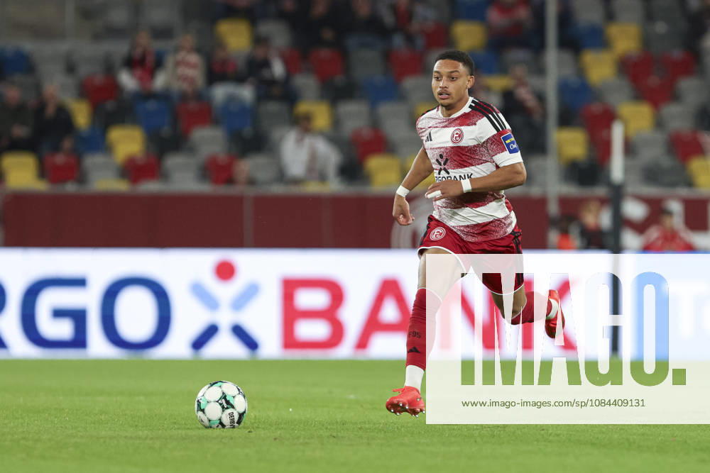 Steven van der Sloot (Fortuna Duesseldorf) in Aktion, am Ball, Einzelaktion waehrend des Spiels der 3. Liga zwischen Fortuna Duesseldorf und SC Verl, Merkur Spiel-Arena am 11. October 2026 in Duesseldorf, Deutschland. (Foto von Oliver Kaelke DeFodi Images) +++ Steven van der Sloot (Fortuna Duesseldorf) controls the ball during the 3. Liga match between Fortuna Duesseldorf and SC Verl at Merkur Spiel-Arena on October 11, 2026 in Dusseldorf, Germany. (Photo by Oliver Kaelke DeFodi Images) DFB DFL REGULATIONS PROHIBIT ANY USE OF PHOTOGRAPHS AS IMAGE SEQUENCES AND OR QUASI-VIDEO. (Photo by Oliver Kaelke DeFodi Images) -