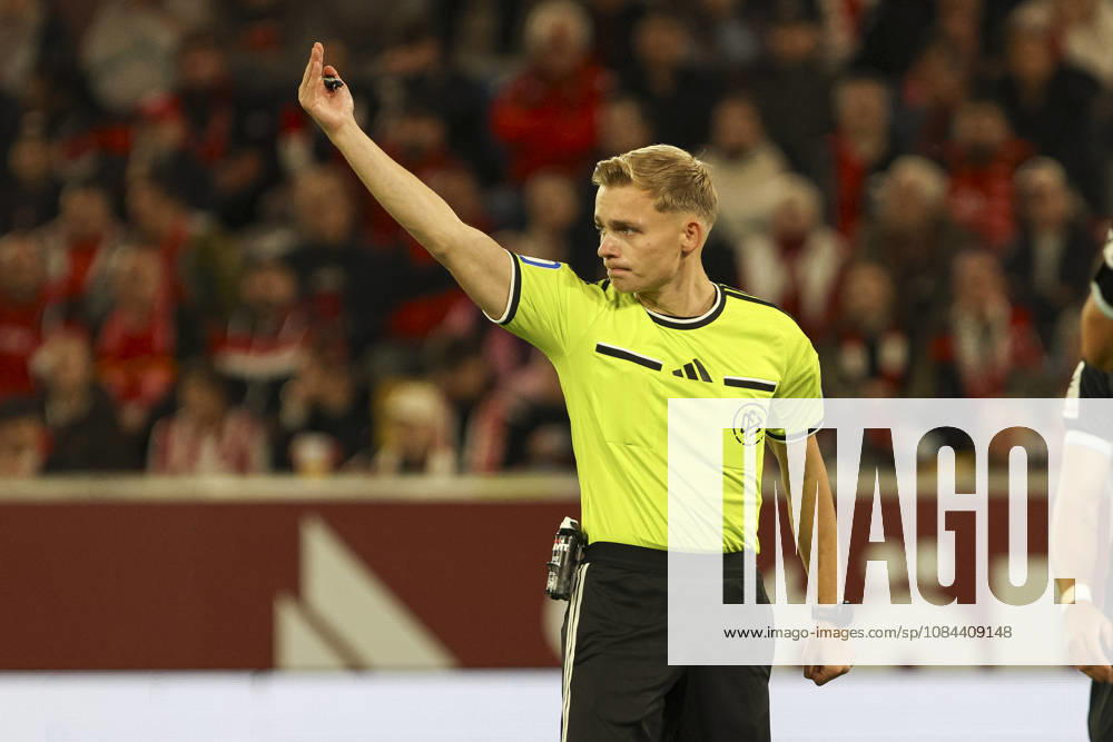 Schiedsrichter Sebastian Hilsberg gestikuliert, Gestik waehrend des Spiels der 3. Liga zwischen Fortuna Duesseldorf und SC Verl, Merkur Spiel-Arena am 11. October 2026 in Duesseldorf, Deutschland. (Foto von Oliver Kaelke DeFodi Images) +++ Schiedsrichter Sebastian Hilsberg gestures during the 3. Liga match between Fortuna Duesseldorf and SC Verl at Merkur Spiel-Arena on October 11, 2026 in Dusseldorf, Germany. (Photo by Oliver Kaelke DeFodi Images) DFB DFL REGULATIONS PROHIBIT ANY USE OF PHOTOGRAPHS AS IMAGE SEQUENCES AND OR QUASI-VIDEO. (Photo by Oliver Kaelke DeFodi Images) -