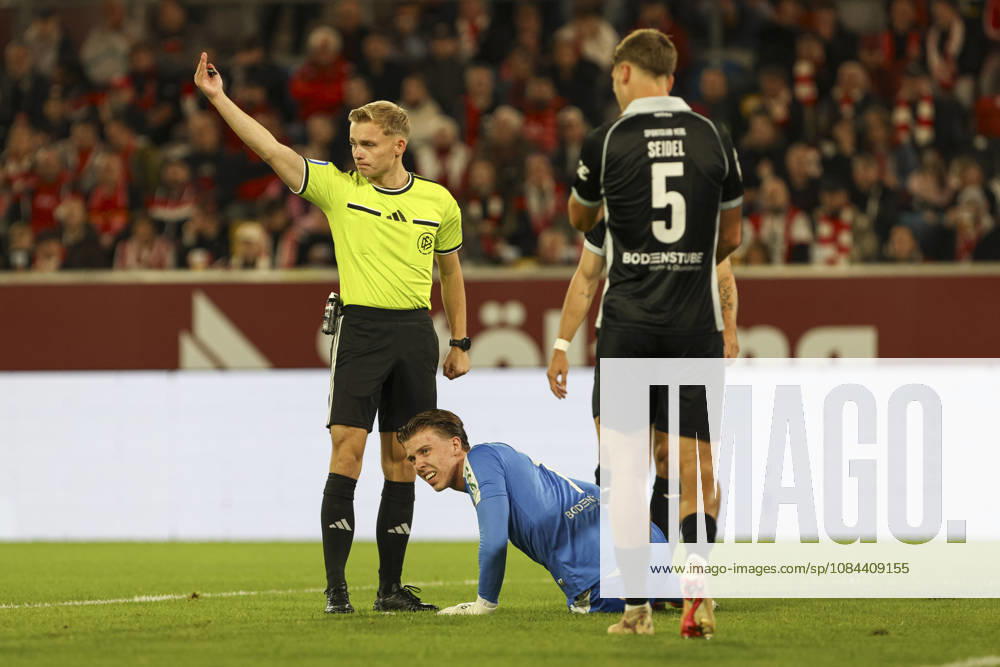Torwart Timo Schlieck (SC Verl) liegt verletzt am Boden waehrend des Spiels der 3. Liga zwischen Fortuna Duesseldorf und SC Verl, Merkur Spiel-Arena am 11. October 2026 in Duesseldorf, Deutschland. (Foto von Oliver Kaelke DeFodi Images) +++ Torwart Timo Schlieck (SC Verl) injured on the ground during the 3. Liga match between Fortuna Duesseldorf and SC Verl at Merkur Spiel-Arena on October 11, 2026 in Dusseldorf, Germany. (Photo by Oliver Kaelke DeFodi Images) DFB DFL REGULATIONS PROHIBIT ANY USE OF PHOTOGRAPHS AS IMAGE SEQUENCES AND OR QUASI-VIDEO. (Photo by Oliver Kaelke DeFodi Images) -