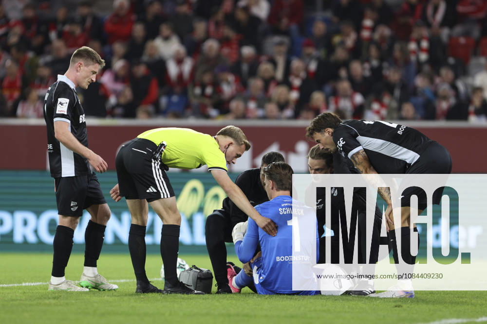 Torwart Timo Schlieck (SC Verl) liegt verletzt am Boden waehrend des Spiels der 3. Liga zwischen Fortuna Duesseldorf und SC Verl, Merkur Spiel-Arena am 11. October 2026 in Duesseldorf, Deutschland. (Foto von Oliver Kaelke DeFodi Images) +++ Torwart Timo Schlieck (SC Verl) injured on the ground during the 3. Liga match between Fortuna Duesseldorf and SC Verl at Merkur Spiel-Arena on October 11, 2026 in Dusseldorf, Germany. (Photo by Oliver Kaelke DeFodi Images) DFB DFL REGULATIONS PROHIBIT ANY USE OF PHOTOGRAPHS AS IMAGE SEQUENCES AND OR QUASI-VIDEO. (Photo by Oliver Kaelke DeFodi Images) -