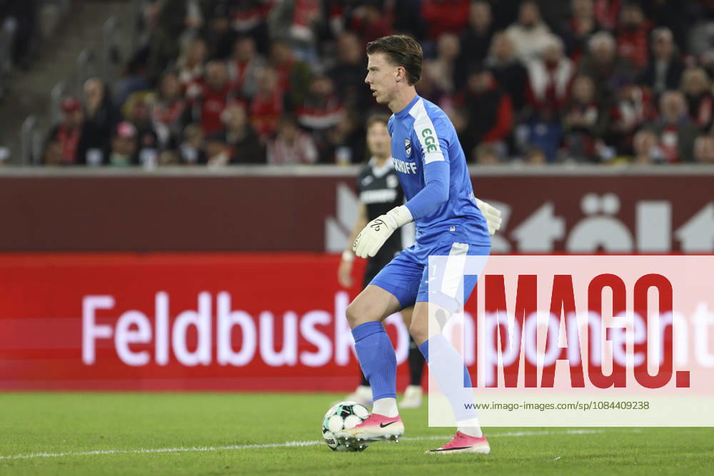 Torwart Timo Schlieck (SC Verl) in Aktion, am Ball, Einzelaktion waehrend des Spiels der 3. Liga zwischen Fortuna Duesseldorf und SC Verl, Merkur Spiel-Arena am 11. October 2026 in Duesseldorf, Deutschland. (Foto von Oliver Kaelke DeFodi Images) +++ Torwart Timo Schlieck (SC Verl) controls the ball during the 3. Liga match between Fortuna Duesseldorf and SC Verl at Merkur Spiel-Arena on October 11, 2026 in Dusseldorf, Germany. (Photo by Oliver Kaelke DeFodi Images) DFB DFL REGULATIONS PROHIBIT ANY USE OF PHOTOGRAPHS AS IMAGE SEQUENCES AND OR QUASI-VIDEO. (Photo by Oliver Kaelke DeFodi Images) -