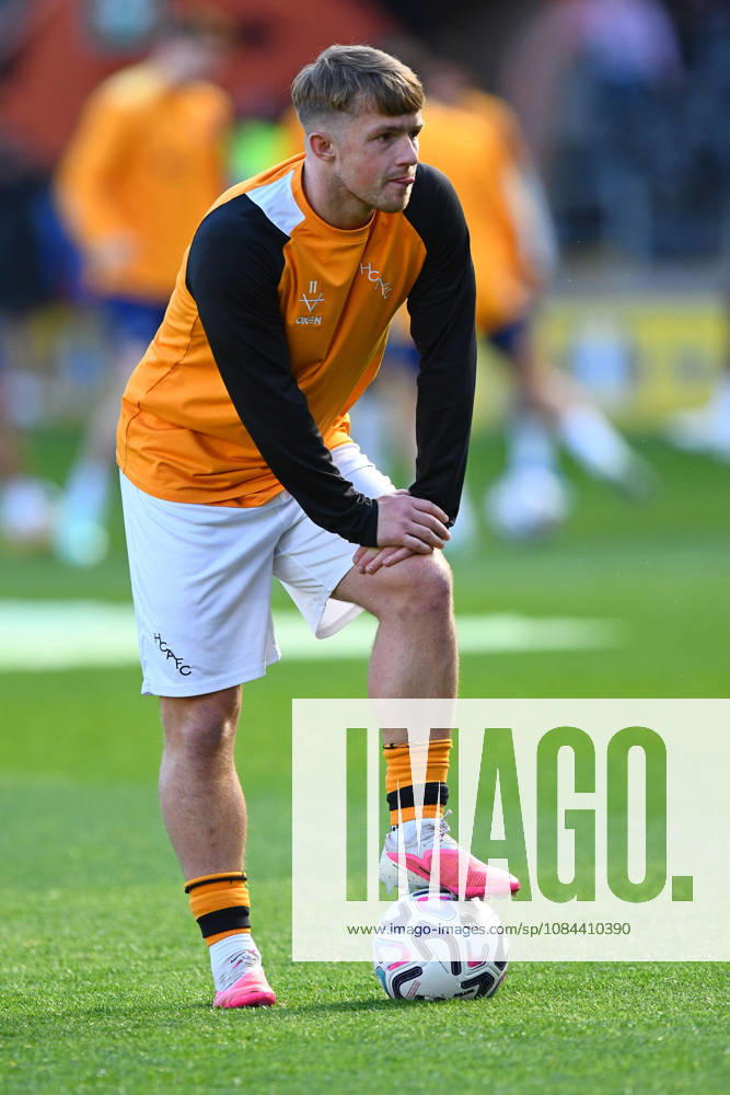 Hull City v Everton, Premier League Hull City forward Joe Gelhardt (11) warms up before the Premier League match between Hull City and Everton at the MKM Stadium, Kingston upon Hull, UK on 11 October 2026. Kingston upon Hull MKM Stadium East Riding of Yorkshire UK Editorial use only DataCo restrictions apply See www.football-dataco.com ,