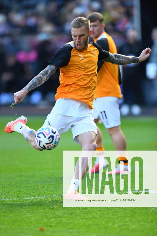 Hull City v Everton, Premier League Hull City forward Oliver McBurnie (9) warms up before the Premier League match between Hull City and Everton at the MKM Stadium, Kingston upon Hull, UK on 11 October 2026. Kingston upon Hull MKM Stadium East Riding of Yorkshire UK Editorial use only DataCo restrictions apply See www.football-dataco.com ,