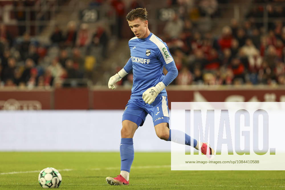 Torwart Timo Schlieck (SC Verl) in Aktion, am Ball, Einzelaktion waehrend des Spiels der 3. Liga zwischen Fortuna Duesseldorf und SC Verl, Merkur Spiel-Arena am 11. October 2026 in Duesseldorf, Deutschland. (Foto von Oliver Kaelke DeFodi Images) +++ Torwart Timo Schlieck (SC Verl) controls the ball during the 3. Liga match between Fortuna Duesseldorf and SC Verl at Merkur Spiel-Arena on October 11, 2026 in Dusseldorf, Germany. (Photo by Oliver Kaelke DeFodi Images) DFB DFL REGULATIONS PROHIBIT ANY USE OF PHOTOGRAPHS AS IMAGE SEQUENCES AND OR QUASI-VIDEO. (Photo by Oliver Kaelke DeFodi Images) -