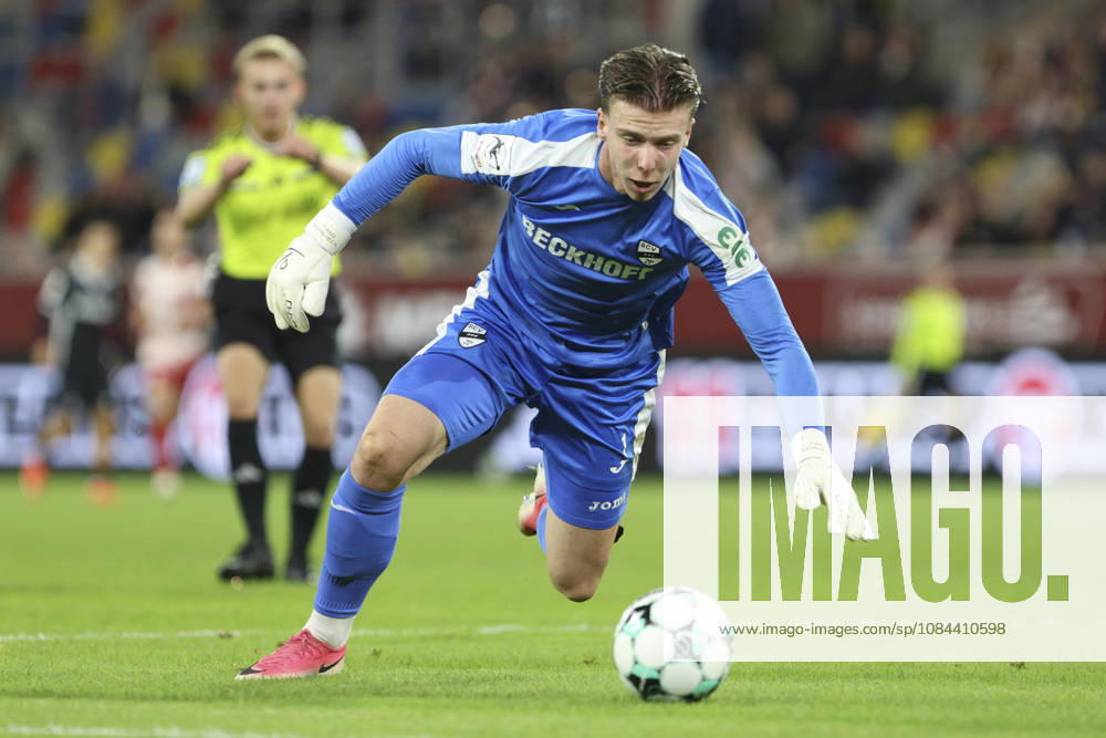 Torwart Timo Schlieck (SC Verl) in Aktion, am Ball, Einzelaktion waehrend des Spiels der 3. Liga zwischen Fortuna Duesseldorf und SC Verl, Merkur Spiel-Arena am 11. October 2026 in Duesseldorf, Deutschland. (Foto von Oliver Kaelke DeFodi Images) +++ Torwart Timo Schlieck (SC Verl) controls the ball during the 3. Liga match between Fortuna Duesseldorf and SC Verl at Merkur Spiel-Arena on October 11, 2026 in Dusseldorf, Germany. (Photo by Oliver Kaelke DeFodi Images) DFB DFL REGULATIONS PROHIBIT ANY USE OF PHOTOGRAPHS AS IMAGE SEQUENCES AND OR QUASI-VIDEO. (Photo by Oliver Kaelke DeFodi Images) -