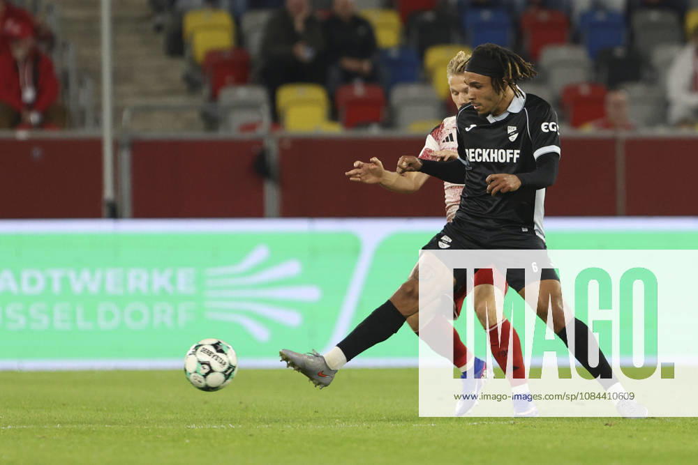 Joshua Eze (SC Verl) und Andreas Mueller (Fortuna Duesseldorf) im Zweikampf waehrend des Spiels der 3. Liga zwischen Fortuna Duesseldorf und SC Verl, Merkur Spiel-Arena am 11. October 2026 in Duesseldorf, Deutschland. (Foto von Oliver Kaelke DeFodi Images) +++ Joshua Eze (SC Verl) und Andreas Mueller (Fortuna Duesseldorf) battle for the ball during the 3. Liga match between Fortuna Duesseldorf and SC Verl at Merkur Spiel-Arena on October 11, 2026 in Dusseldorf, Germany. (Photo by Oliver Kaelke DeFodi Images) DFB DFL REGULATIONS PROHIBIT ANY USE OF PHOTOGRAPHS AS IMAGE SEQUENCES AND OR QUASI-VIDEO. (Photo by Oliver Kaelke DeFodi Images) -