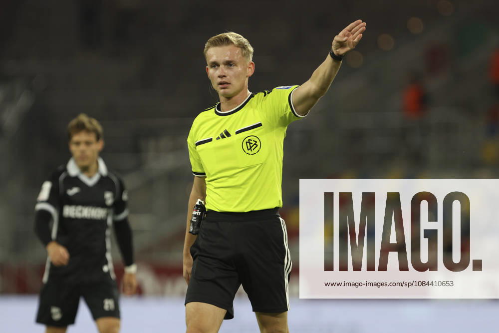 Schiedsrichter Sebastian Hilsberg gestikuliert, Gestik waehrend des Spiels der 3. Liga zwischen Fortuna Duesseldorf und SC Verl, Merkur Spiel-Arena am 11. October 2026 in Duesseldorf, Deutschland. (Foto von Oliver Kaelke DeFodi Images) +++ Schiedsrichter Sebastian Hilsberg gestures during the 3. Liga match between Fortuna Duesseldorf and SC Verl at Merkur Spiel-Arena on October 11, 2026 in Dusseldorf, Germany. (Photo by Oliver Kaelke DeFodi Images) DFB DFL REGULATIONS PROHIBIT ANY USE OF PHOTOGRAPHS AS IMAGE SEQUENCES AND OR QUASI-VIDEO. (Photo by Oliver Kaelke DeFodi Images) -