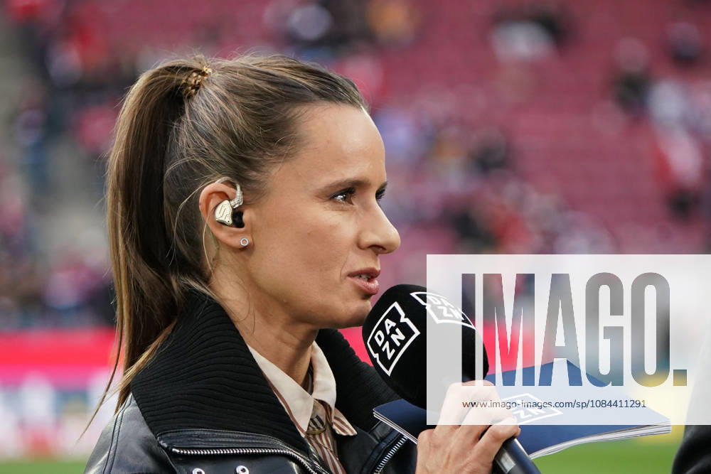 Köln, Fussball, 1.BL saison 2026 2027 1.FC Köln vs Borussia Mönchengladbach , 11.10.2026, Rheinenergiestadion Köln christina rann, dazn moderatorin , Aktion, Einzelbild,