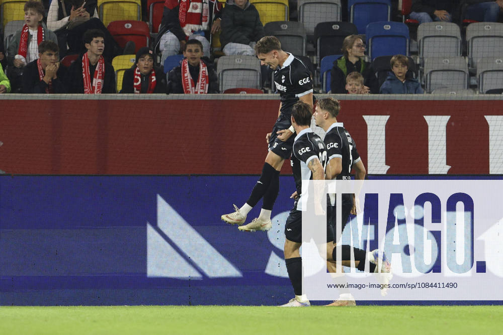 Tim Heike (SC Verl) Torjubel,jubelt mit seiner Mannschaft nach dem Treffer zum 1:1 waehrend des Spiels der 3. Liga zwischen Fortuna Duesseldorf und SC Verl, Merkur Spiel-Arena am 11. October 2026 in Duesseldorf, Deutschland. (Foto von Oliver Kaelke DeFodi Images) +++ Tim Heike (SC Verl) celebrates after scoring his team s first goal with teammates during the 3. Liga match between Fortuna Duesseldorf and SC Verl at Merkur Spiel-Arena on October 11, 2026 in Dusseldorf, Germany. (Photo by Oliver Kaelke DeFodi Images) DFB DFL REGULATIONS PROHIBIT ANY USE OF PHOTOGRAPHS AS IMAGE SEQUENCES AND OR QUASI-VIDEO. (Photo by Oliver Kaelke DeFodi Images) -