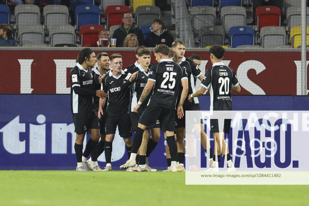 Tim Heike (SC Verl) Torjubel,jubelt mit seiner Mannschaft nach dem Treffer zum 1:1 waehrend des Spiels der 3. Liga zwischen Fortuna Duesseldorf und SC Verl, Merkur Spiel-Arena am 11. October 2026 in Duesseldorf, Deutschland. (Foto von Oliver Kaelke DeFodi Images) +++ Tim Heike (SC Verl) celebrates after scoring his team s first goal with teammates during the 3. Liga match between Fortuna Duesseldorf and SC Verl at Merkur Spiel-Arena on October 11, 2026 in Dusseldorf, Germany. (Photo by Oliver Kaelke DeFodi Images) DFB DFL REGULATIONS PROHIBIT ANY USE OF PHOTOGRAPHS AS IMAGE SEQUENCES AND OR QUASI-VIDEO. (Photo by Oliver Kaelke DeFodi Images) -