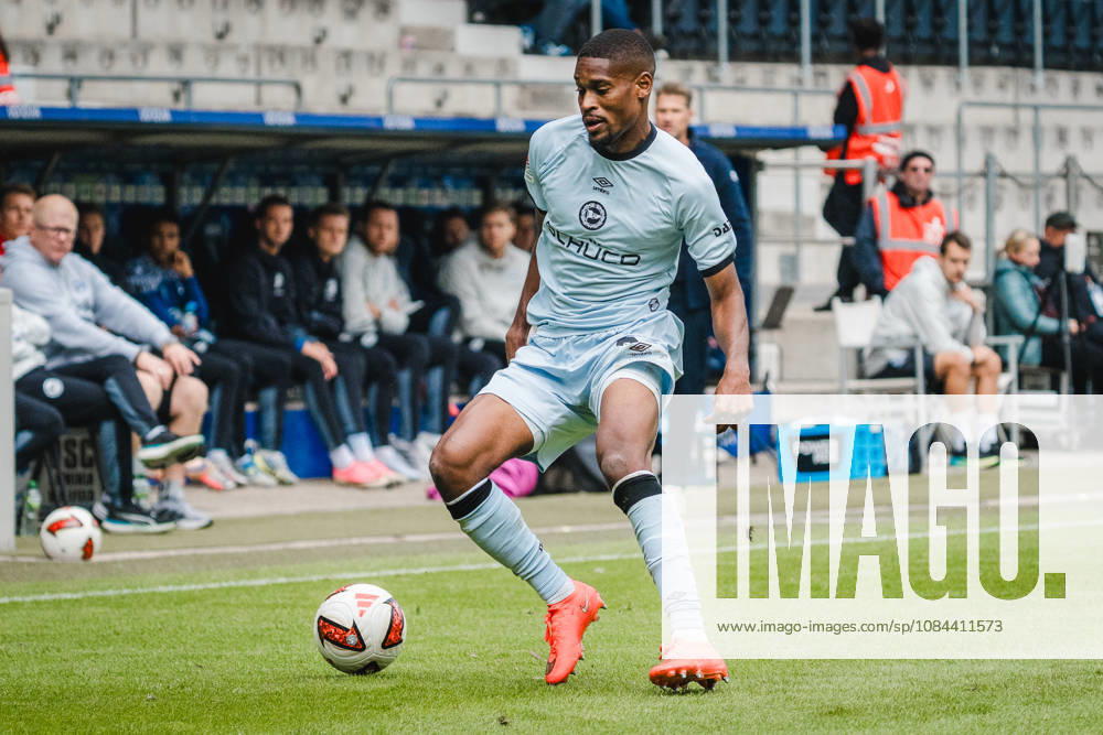 Bochum, Deutschland 11. Oktober 2026: 2. Bundesliga - 2026 2027 - 7. Spieltag - VfL Bochum 1848 gegen DSC Arminia Bielefeld Im Bild: Isaiah Young (DSC) DFL DFB regulations prohibit any use of photographs as image sequences and or quasi-video. Vonovia Ruhrstadion Nordrhein Westfalen