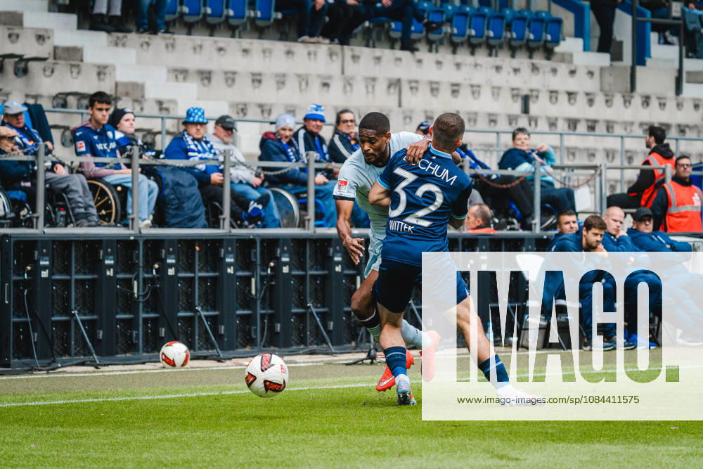 Bochum, Deutschland 11. Oktober 2026: 2. Bundesliga - 2026 2027 - 7. Spieltag - VfL Bochum 1848 gegen DSC Arminia Bielefeld Im Bild: v. li. im Zweikampf Isaiah Young (DSC) und Maximilian Wittek (BOC) DFL DFB regulations prohibit any use of photographs as image sequences and or quasi-video. Vonovia Ruhrstadion Nordrhein Westfalen