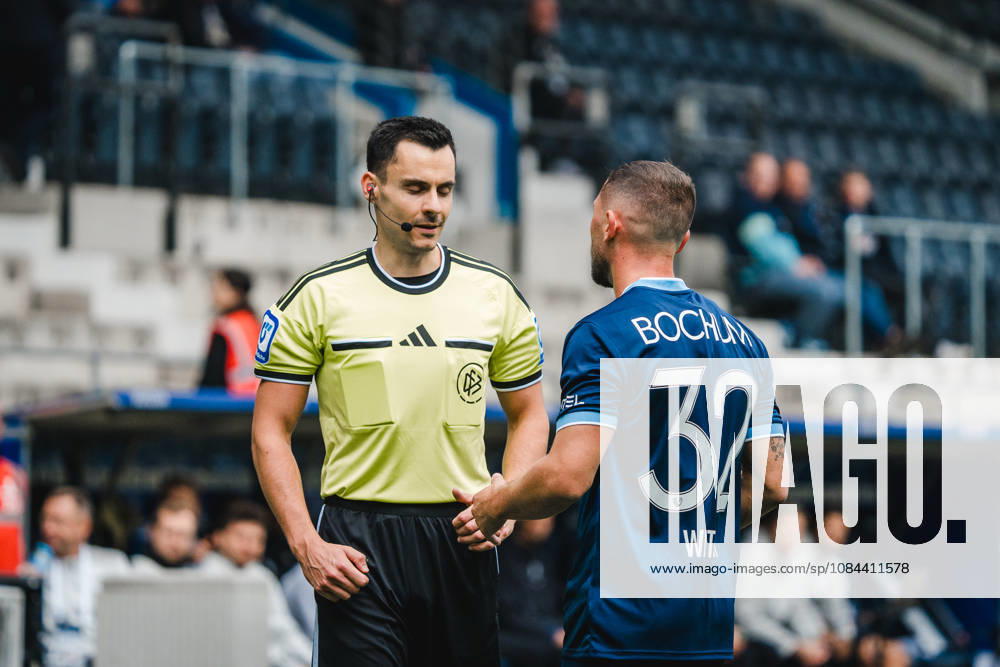 Bochum, Deutschland 11. Oktober 2026: 2. Bundesliga - 2026 2027 - 7. Spieltag - VfL Bochum 1848 gegen DSC Arminia Bielefeld Im Bild: v.li. Schiedsrichter Konrad Oldhafer und Maximilian Wittek (BOC) im Gespräch nach einem Foul DFL DFB regulations prohibit any use of photographs as image sequences and or quasi-video. Vonovia Ruhrstadion Nordrhein Westfalen