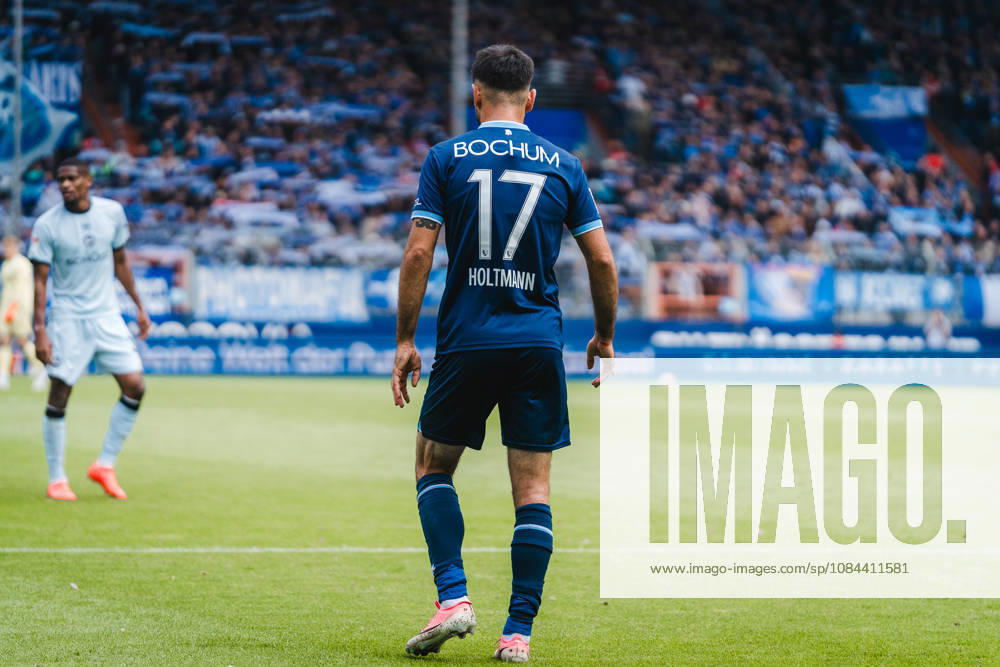 Bochum, Deutschland 11. Oktober 2026: 2. Bundesliga - 2026 2027 - 7. Spieltag - VfL Bochum 1848 gegen DSC Arminia Bielefeld Im Bild: Gerrit Holtmann (BOC) blickt Richtung Ostkurve DFL DFB regulations prohibit any use of photographs as image sequences and or quasi-video. Vonovia Ruhrstadion Nordrhein Westfalen