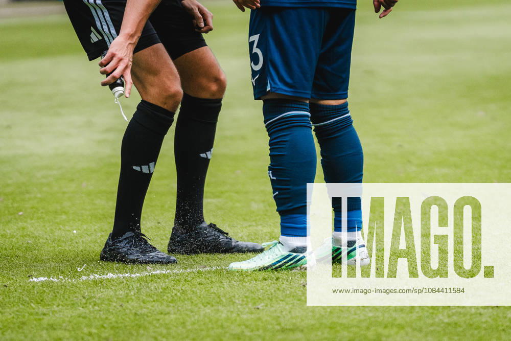 Bochum, Deutschland 11. Oktober 2026: 2. Bundesliga - 2026 2027 - 7. Spieltag - VfL Bochum 1848 gegen DSC Arminia Bielefeld Im Bild: Schiedsrichter Konrad Oldhafer markiert mit Rasierschaum den Abstand für die Mauer in der Mauer steht VfL Spieler Koji Miyoshi (BOC) DFL DFB regulations prohibit any use of photographs as image sequences and or quasi-video. Vonovia Ruhrstadion Nordrhein Westfalen